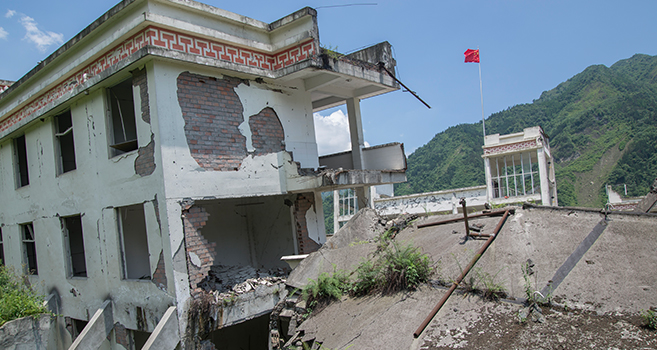 地震で崩壊する建物の画像